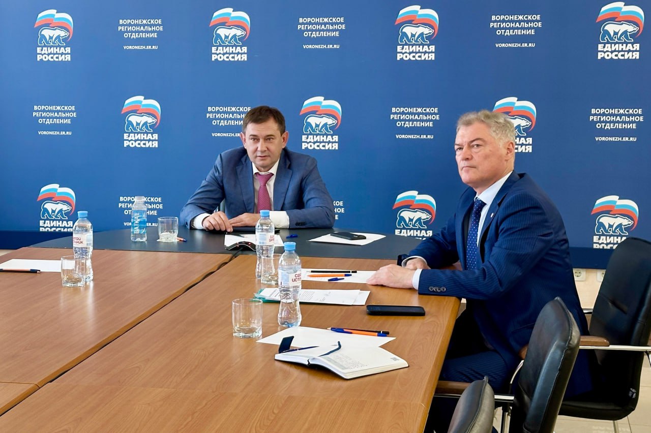 Для молодых специалистов на селе запустили проект наставничества Председатель Воронежской областной Думы Владимир Нетёсов принял участие в совещании по проекту поддержки молодых специалистов на селе. Совещание прошло под председательством вице-спикера Госдумы Алексея Гордеева. Участники совещания дали старт проекту «Агронаставники», в рамках которого будет сформирован реестр наставников из числа фермеров, руководителей и специалистов сельскохозяйственных предприятий. Они проведут встречи со школьниками, которые учатся в агроклассах, и их родителями. Также будут организованы экскурсии в вузы и на передовые предприятия АПК. Отдельно собравшиеся обсудили проект по созданию агроклассов, действующий с 2023 года. К 2030 году стоит задача открыть более 18 тысяч таких классов по всей стране. Владимир Нетёсов подчеркнул, что в Воронежской области действуют 23 агрокласса в 10 сельских районах. В целом планируется открыть 60 агроклассов на территории 23 муниципальных районов.