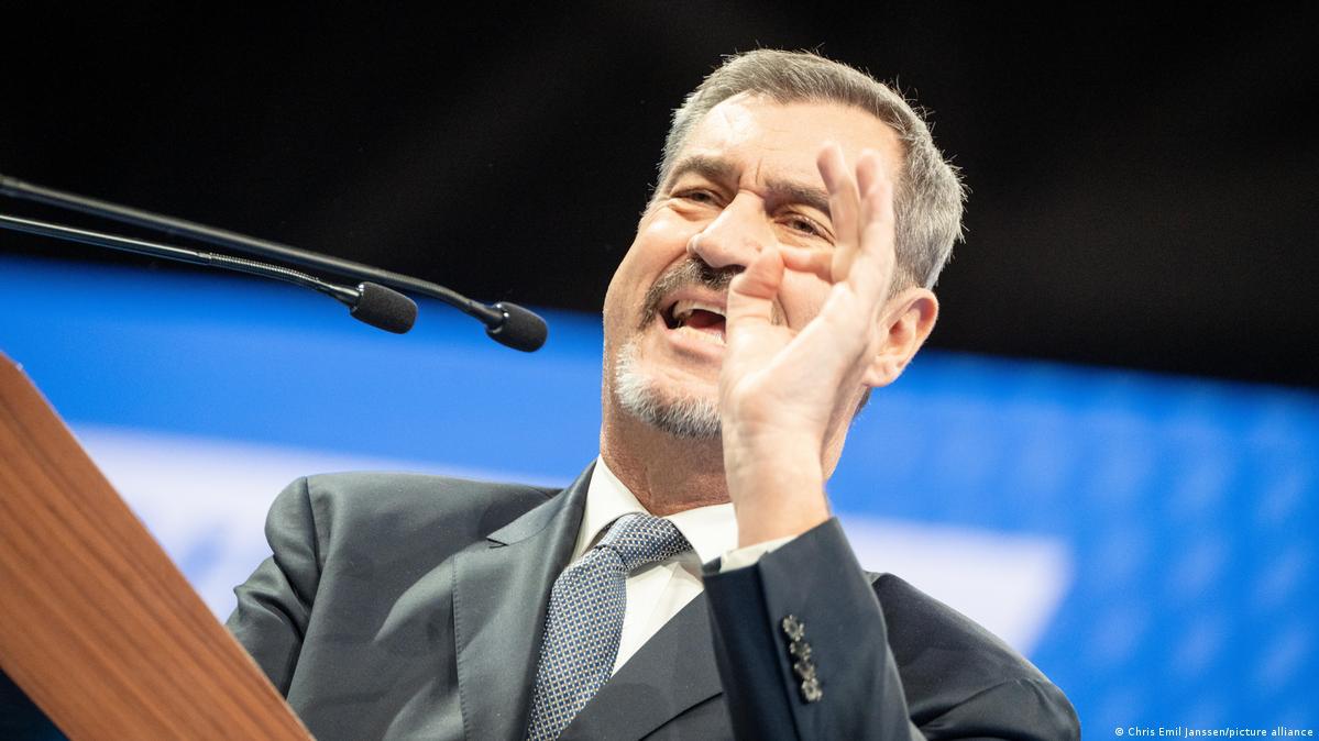 Премьер Баварии предложил сократить количество федеральных земель в ФРГ изменив политическую карту страны По мнению Маркуса Зёдера в обозримом будущем в Германии должно быть не 16 федеральных земель как сейчас а меньше некоторые из них следует объединить Более крупные единицы успешнее чем маленькие заявил он на выездном заседании фракции ХСС в баварском ландтаге При этом Зёдер не уточнил какие именно земли должны быть объединены однако ясно одно в Баварии все должно остаться как есть Возможное новое деление на земли должно укреплять экономическую мощь страны ведь сейчас бедные регионы получают деньги от богатых добавил Зёдер Есть лишь четыре региона донора экономически сильные южные земли Баден Вюртемберг и Бавария а также Гессен и Гамбург с его прибыльным портом Все остальные федеральные земли в той или иной степени финансово зависят от этих четырех Премьер министр Саксонии Анхальт Райнер Хазелофф отреагировал на инициативу Зёдера с иронией Эта федеральная земля богатая ветровой и солнечной энергией поставляет электроэнергию в том числе в Баварию Пока Зёдер меняет конституцию мы останемся солидарны с Баварией и не оставим Мюнхен без электричества сказал Хазелофф В Основном законе ФРГ закреплено что новое территориальное деление на федеральные земли возможно только путем принятия федерального закона то есть решением бундестага dwglavnoe