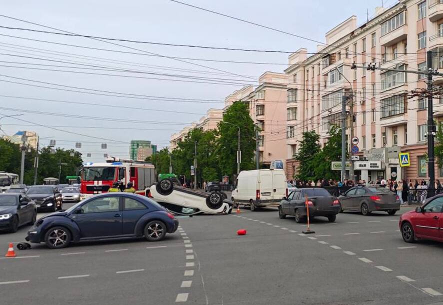 На перекрестке возле Алого Поля произошла крупная авария с «перевертышем» Китайский кроссовер под управлением 28-летнего водителя, в результате столкновения с другим автомобилем, опрокинулся на крышу. «В результате дорожно-транспортного происшествия пострадавших нет. Транспортные средства получили механические повреждения», - уточнили в пресс-службе Госавтоинспекции города Челябинска. / Прислать новость