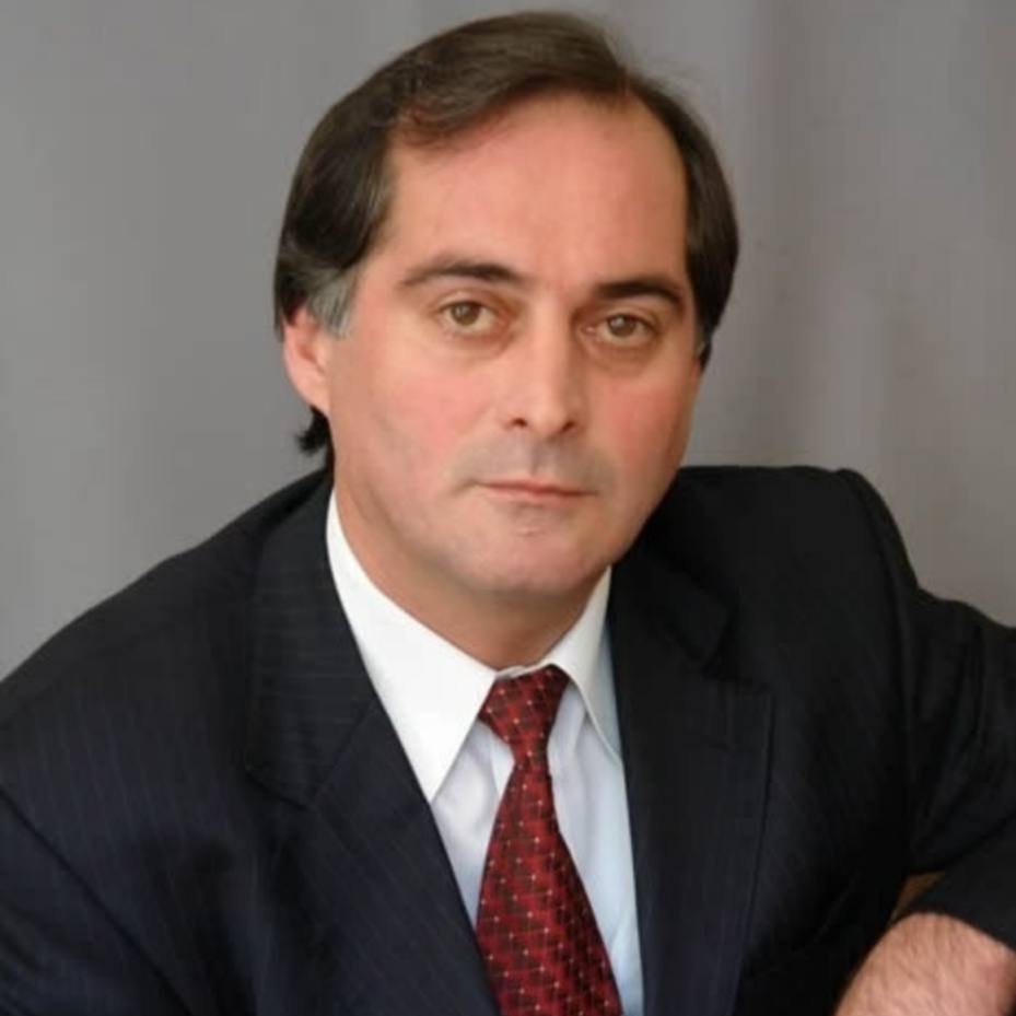 Актёр Валерий Цариев ушёл из Осетинского театра после того как зрители захейтили креатив с треками Басты Отелло в постановке Гиви Валиева многим не зашёл зрители не оценили русский рэп и откровенные позы актрисы Легенда театра Валерий Цариев написал в соцсети больше не может смотреть на беспредел который творит худрук Валиев После ухода из труппы собирается работать над популяризацией осетинского языка Валерий Цариев начинал как актёр позже сам начал ставить спектакли Он работал с 1980 года и вернул на сцену Желание Паша Давида Туаева Mash Gor связался с Валерием Заурбековичем Он рассказал уходит не из за конкретной постановки а ситуации в целом По словам сотрудников в театре тем временем снимают видео в поддержку худрука Актёров просят на камеру сказать что нибудь хорошее о Гиви Валиеве Подписывайся на Mash Gor