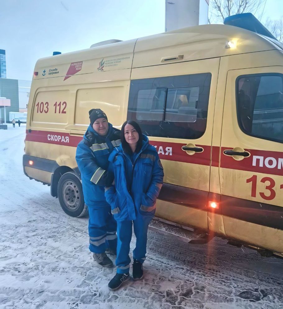 В Казани медики скорой спасли девушку которая едва не погибла из за самолечения Бригада приехала на вызов к 18 летней пациентке с высокой температурой но на месте обнаружили её в критическом состоянии она уже была без признаков жизни Выяснилось что девушка с муковисцидозом сама неделю пыталась вылечить лихорадку К счастью фельдшеры смогли её реанимировать и доставить в больницу в стабилизированном состоянии   Вечерка в MAX в Telegram