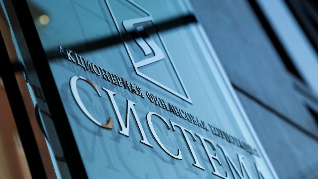 АФК Система пока не намерена пересматривать дивидендную политику основатель корпорации Владимир Евтушенков в рамках ВЭФ При этом отвечая на вопрос про дивиденды он затруднился сказать видит ли компания возможности для их выплаты по итогам 2025 года AFKS Стоит заметить что АФК Система была вынуждена отклониться от действующей дивполитики и отказаться от выплаты дивидендов по итогам 2024 года на фоне текущей кредитно денежной политики jkinvest news jkinvest
