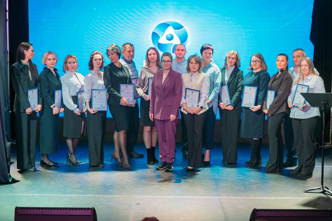 С профессиональным праздником Днём энергетика поздравили сотрудников Росатом Энергосбыт Мурманск В торжественном мероприятии приняла участие министр энергетики и ЖКХ Зинаида Середа Она отметила что одним из ключевых звеньев цепочки энергоснабжения выступает сбыт именно от его организации зависят надежность поставок доступность услуг для конечных потребителей Грамотно выстроенная система сбыта залог устойчивого развития всей отрасли Уважаемые коллеги В этот праздничный день хочется поблагодарить вас за гибкость в решении самых сложных задач отзывчивость по всем направлениям и готовность к плодотворному сотрудничеству МАКСимально интересные новости отрасли в MAX Минэнерго и ЖКХ Мурманской области