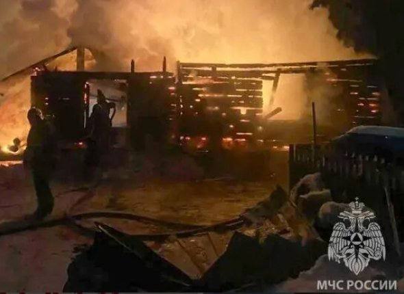 В Якутии 56 коров сгорели заживо в коровнике В ночь на 17 февраля в местности Уунэкээн села Кюбяинде Югюлятского наслега Вилюйского улуса сгорел коровник сельхозкооператива Унугэс Погибло всё поголовье находившееся внутри 56 голов крупного рогатого скота включая 22 дойные коровы Об этом сообщает пресс служба Минсельхоза Якутии Общая площадь уничтоженного строения 407 9 кв метров Огонь также уничтожил трактор Скаут Т 240 доильные аппараты насосное оборудование дизельный обогреватель и 20 тонн сена Ущерб оценивается в 8 4 млн рублей Фото МЧС по Якутии Читать подробнее на сайте   YakutiaMedia Новости Якутии