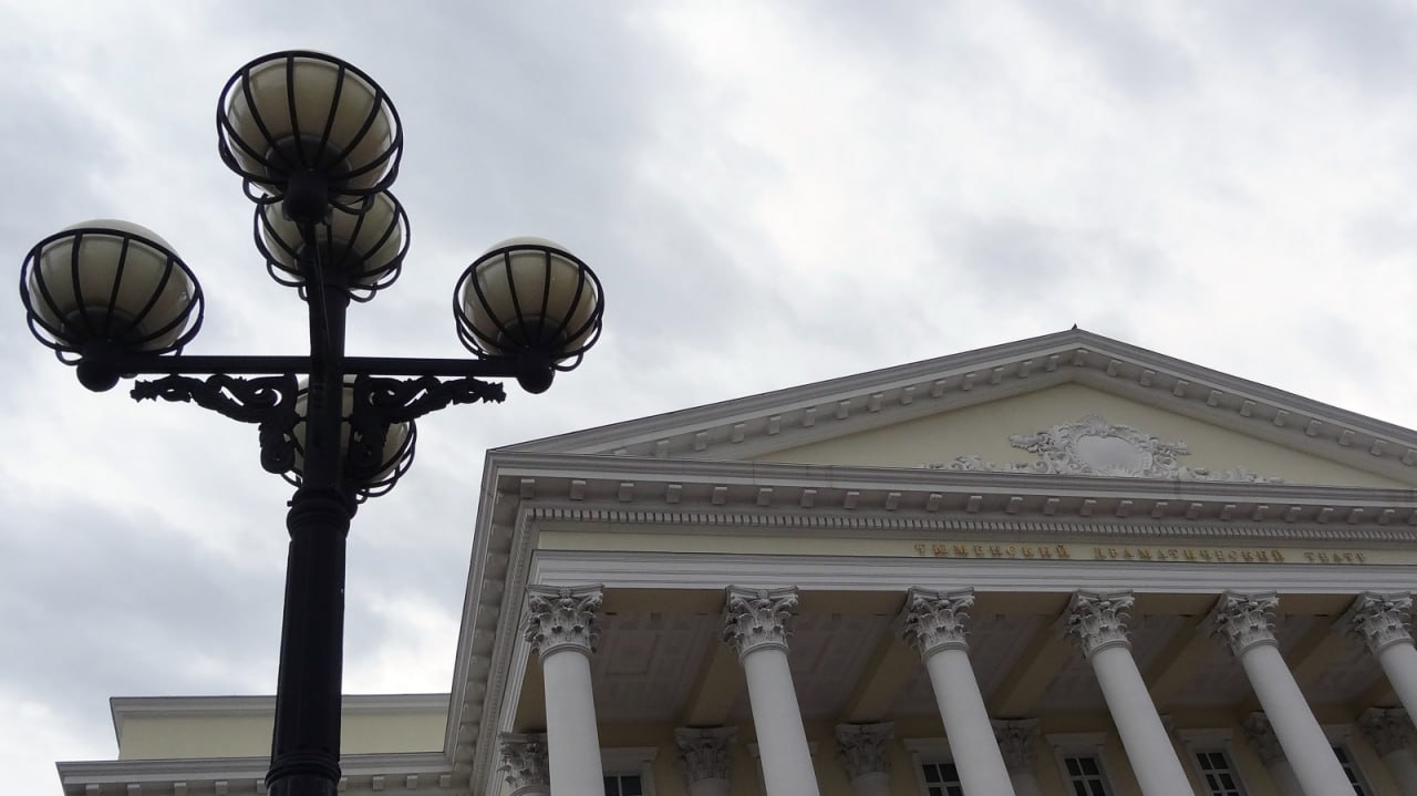 Александр Бастрыкин отреагировал на обращение сотрудников Тюменского драмтеатра Председатель СК России затребовал доклад по уголовному делу о мошенничестве против бывшего руководства театра драмы. К главе Следкома обратились сотрудники учреждения, которые не согласны с привлечением к ответственности экс-директора Сергея Осинцева и его заместителя Александра Чурсина. Исполнение поручения поставлено на контроль в центральном аппарате ведомства. Подробнее — здесь Подписаться Отправить новость #тк