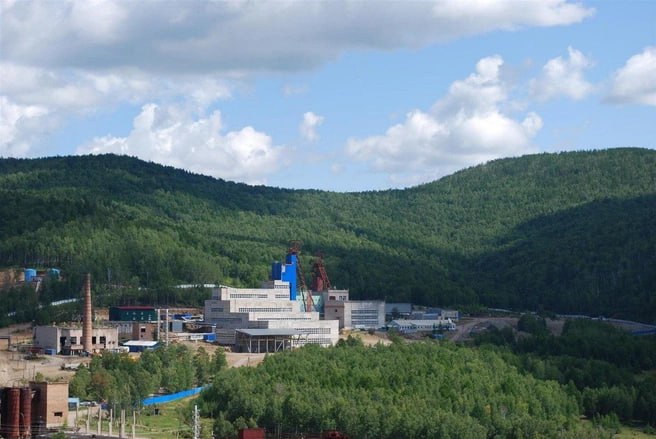 Крупная финансовая сделка на золотых месторождениях Якутии и Забайкалья Группа ОКТО при поддержке Промсвязьбанка инвестировала более 50 миллиардов рублей в приобретение ключевых добывающих активов В рамках сделки выкупаются полные 100 акций АО Ново Широкинский рудник в Забайкалье а также активы Восточно европейской добывающей компании в Якутии Финансирование от банка поможет укрепить позиции компании на рынке добычи полиметаллических руд Стратегия развития приобретенных активов уже разработана в планах масштабные геологоразведочные работы модернизация существующих мощностей и запуск новых производств Узнать подробности Реклама АО ГРК Западная ИНН 1420041925 erid 2SDnje9ioj5