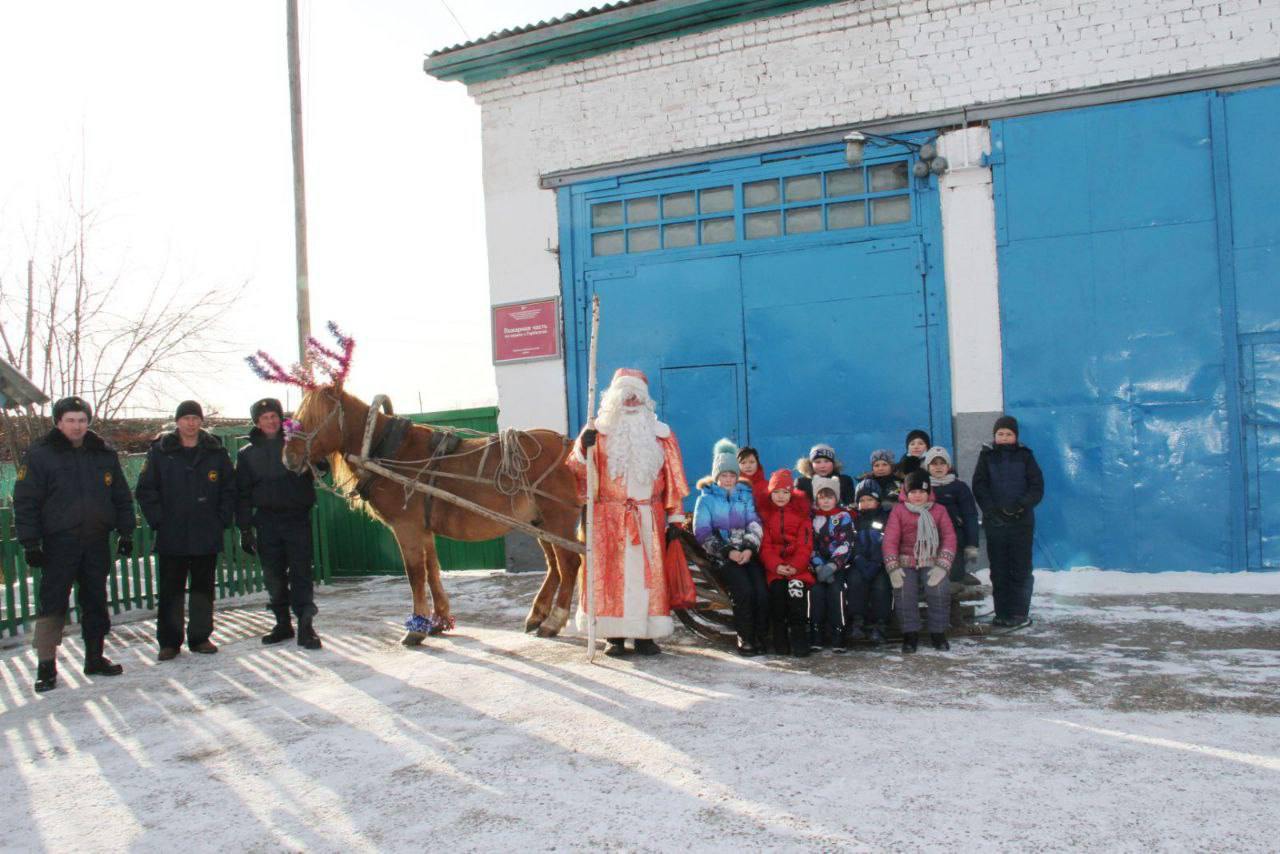 В селе Тарбагатай пожарные нарядили коня Гошу в новогоднего оленя и запрягли его в сани, чтобы поздравить жителей с Новым годом!  А пожарный Дед Мороз раздал сладкие подарки и добрые пожелания.    Чита•Сегодня                      Предложить свою новость —