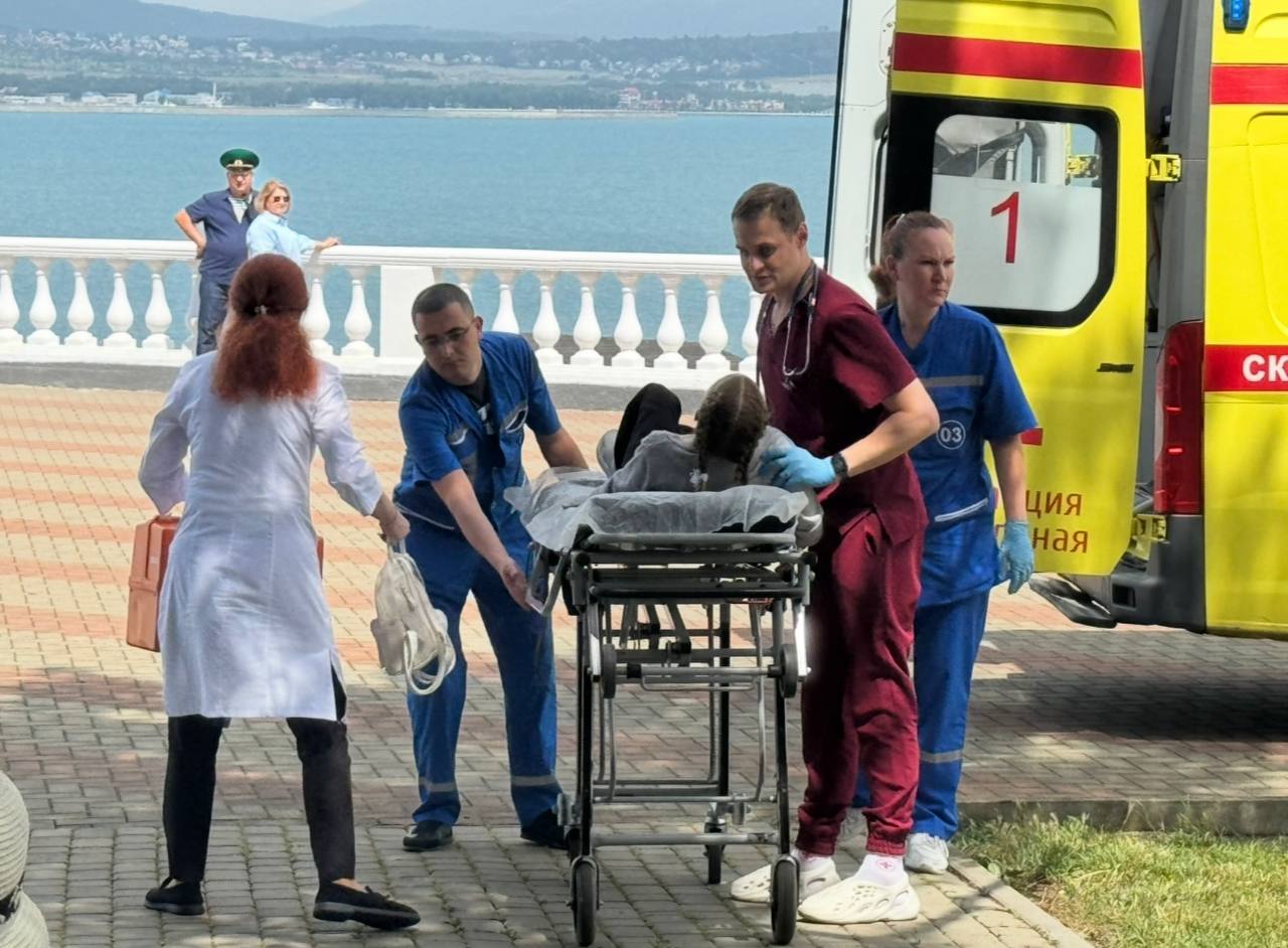 В Геленджике в учреждениях здравоохранения ждут медицинских работников! ‼ Из городского бюджета готовы выплачивать 1 миллион рублей врачам и 500 тысяч рублей среднему медицинскому персоналу, специалистам, которые впервые заключат договор с государственными медицинскими учреждениями. На сегодняшний день благодаря выплатам для работы в Городской больнице и поликлинике уже привлечено 8 врачей и 2 человека среднего медицинского персонала, из них: 2 онколога, 2 хирурга, терапевт и 2 рентгенолога, а также фельдшер, акушерка и педиатр.