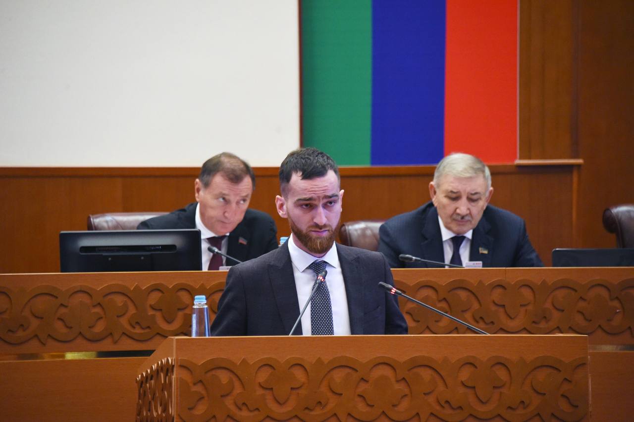 Врио министра по национальной политике и делам религий Республики Дагестан Темирлан Абуталимов принял участие в работе 47 й сессии Народного Собрания РД седьмого созыва Представляя врио министра Темирлана Абуталимова Председатель Народного Собрания Республики Дагестан Заур Аскендеров поздравил его с назначением на ответственную должность и отметил Ваш путь участника специальной военной операции отмечен столь высоким званием Героя России а также орденами Мужества и победой в президентской программе Время Героев что является примером истинного служения Отечеству Хочу отметить что в нашей работе выстроена тесная взаимосвязь с парламентом и я настоятельно рекомендую Вам воспользоваться этой поддержкой Вся работа будет направлена на достижение целей поставленных Главой республики В дальнейшем Вы сами будете определять стратегические задачи и парламент безусловно окажет Вам всемерную поддержку в их реализации подчеркнул Заур Аскендеров Миннац Дагестана Мы в Телеграм Мы в ВКонтакте Мы в Одноклассниках Мы в Рутубе