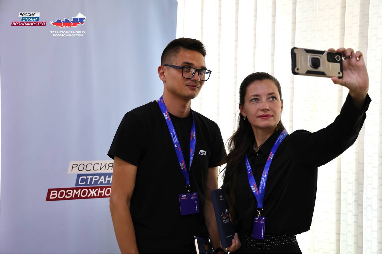 В Чаплинке прошёл образовательный интенсив от команды платформы «Россия – страна возможностей» Жителям Чаплинского округа рассказали, как превратить идеи в проекты, которые будут услышаны, поддержаны и реализованы. Участники узнали, как определить целевую аудиторию, разработать понятную и убедительную концепцию, правильно презентовать инициативу и выстроить стратегию её продвижения. Также обсудили, как эффективно использовать новые медиа для реализации проектов. Кроме того, участники познакомились с возможностями участия в конкурсах и программах президентской платформы «Россия – страна возможностей». «Проектная деятельность — это не просто слова и планы. Это реальный инструмент для перемен, который сегодня доступен каждому. Благодаря команде президентской платформы теперь каждый житель Чаплинки может стать частью позитивных изменений», - отметила глава Чаплинского муниципального округа Лилия Пуляева. Сайт ВК ОК #Администрация_Херсонская_область