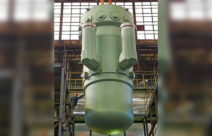 В США хотят использовать списанные реакторы для питания дата центров Техасская компания HGP Intelligent Energy предложила Министерству энергетики США использовать два списанных ядерных реактора ВМС для питания дата центра в Национальной лаборатории Ок Ридж Скорее всего речь идет об установках Westinghouse A4W от авианосцев класса Nimitz или General Electric S8G от подлодок класса Los Angeles которые сейчас активно списываются Они могут обеспечить порядка 450 520 МВт энергии при стоимости переоборудования порядка 1 4 млн за МВт что гораздо дешевле строительства новых АЭС Если проект одобрят это будет первое использование военных реакторов в гражданских целях что также позволит правительству сэкономить на дорогостоящем захоронении ядерных отходов Мой Компьютер