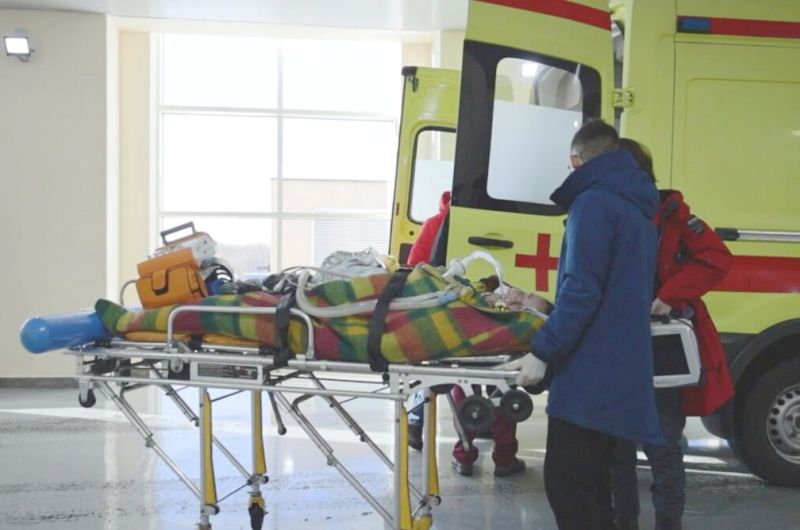 На Камчатке новая краевая больница приняла первых пациентов В новую краевую больницу из старой сегодня 10 ноября переехали первые пациенты сообщили РАИ КАМЧАТКА ИНФОРМ в краевом министерстве здравоохранения В течение дня на машинах скорой помощи перевозили больных продолжающих лечение Плановая госпитализация в отделения расположенные в новом здании начнётся с 14 ноября Экстренная с 17 го числа На новое место переедут стационарные отделения нейрохирургическое хирургическое урологическое травматологическое оториноларингологическое а также челюстно лицевой хирургии анестезиологии реанимации гемодиализа и гравитационной хирургии крови Кроме того здесь разместятся клиническая диагностическая лаборатория отделения лучевой и функциональной диагностики а также восстановительного лечения физиотерапия массаж ЛФК Адрес больницы Елизовский округ поселок Крутобереговой ул Окружная д 4 С регистратурой можно связаться по телефону 8 800 707 70 60 Приёмное отделение в старых корпусах больницы будет как и прежде круглосуточно принимать пациентов Регионального сосудистого центра а также гинекологического неврологического терапевтического офтальмологического кардиологического эндокринологического гастроэнтерологического отделений а также отделения рентгенохирургических методов диагностики и лечения Напомним краевая больница один из самых известных камчатских долгостроев Строительство продолжалось больше 10 лет В очередной раз после многомиллиардных вливаний из российского бюджета завершить первый этап стройки собирались в декабре прошлого года В срок опять не уложились однако в январе начали проводить экскурсии Затем в краевом минстрое заявили что главная больница края полностью в новый комплекс переедет к весне На хлопоты по перемещению отводилось не более двух недель Но не уложились в срок на несколько месяцев А уже после мощного землетрясения 30 июля губернатор заявил что в связи с таким событием персонал больницы начинает переезд В начале сентября церемонию завершения строительства по видеосвязи провёл Владимир Путин находившийся в это время во Владивостоке на мероприятиях Восточного экономического форума КАМЧАТКА ИНФОРМ новости Камчатки в Telegram Фоторепортажи и эксклюзивные материалы на kamchatinfo com НАПИСАТЬ НАМ