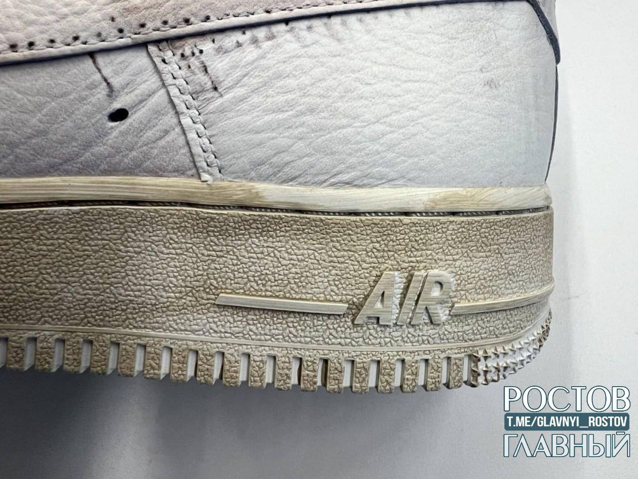 Старение наоборот: Nike выпустили грязные и поношенные кроссовки за $130.  Такая задумка у новой модели из коллекции Dirty Triple White: верхний слой специально сделан потёртым, но с фишкой — при носке он стирается, и обувь становится новее.  Админ теперь модный со своими старыми новыми Nike.    glavnyi_rostov  Подписаться