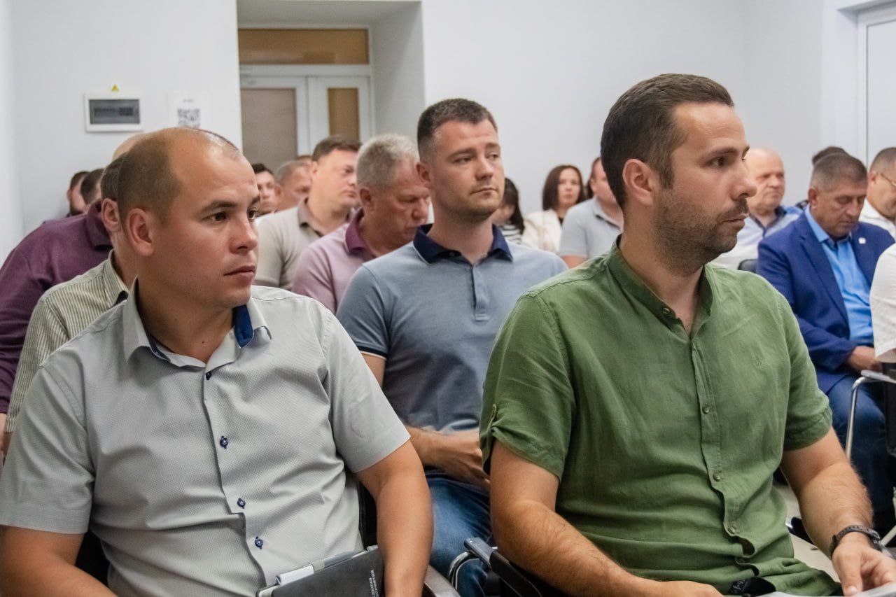 Глава Мелитопольского городского округа Сергей Золотарёв провёл совещание с руководителями подведомственных предприятий, обсудив ключевые вопросы жизнеобеспечения. Основные итоги: - Водоснабжение и электроснабжение: ситуация стабильна, крупные аварии устранены, локальные неисправности устраняются под контролем специалистов. - Благоустройство: ликвидируются стихийные свалки, проводится покос травы, уборка общественных мест и мемориалов, покраска малых архитектурных форм. - Освещение: МКУ «Горсвет» заменяет уличное освещение на улицах Монастырской и Белоусова, монтируется подсветка флагштока на Площади Победы и креста на южном выезде из города. Золотарёв отметил, что все службы работают в штатном режиме, а ситуация в округе находится под его личным контролем.