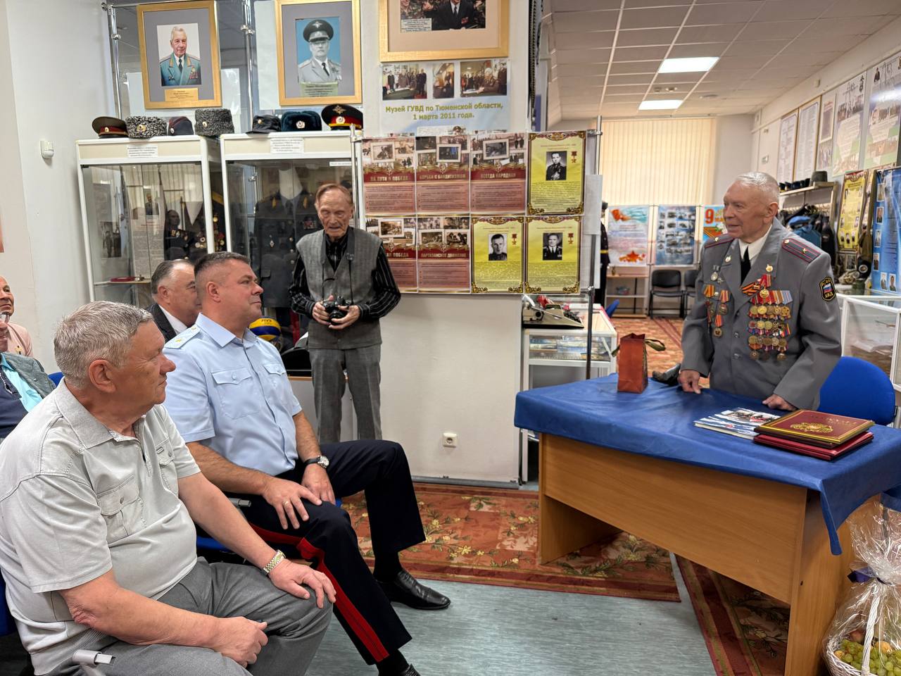 В Тюменской области с 90-летним юбилеем поздравили ветерана органов внутренних дел В музее областного УМВД состоялось торжественное мероприятие, посвященное 90-летнему юбилею ветерана органов внутренних дел майора милиции в отставке Исакова Бориса Ивановича. От имени всего личного состава начальник УМВД России по Тюменской области генерал-майор полиции Александр Смирнов поздравил виновника торжества. Кроме того, на мероприятии присутствовали ветераны ОВД, а также действующие сотрудники областного и городского управлений. Гости выразили Борису Ивановичу искреннюю благодарность за многолетний добросовестный труд и значительный вклад в историю тюменской милиции. Ему пожелали крепкого здоровья, бодрости духа и долгих лет жизни. Исаков Борис Иванович с октября 1952 по апрель 1978 года находился на службе в Советской Армии и органах МВД. За время службы он принимал личное участие в планировании и строительстве Административного здания ГАИ УВД Тюменской области и медико-санитарной части. Майор милиции в отставке награжден медалями: «Ветеран Труда», «За безупречную службу 1,2,3 степени», «За активную работу по патриотическому воспитанию», «200 лет МВД России», дипломами и грамотами Администрации города Тюмени, УМВД России по Тюменской области и УМВД России по городу Тюмени. Борис Иванович и на пенсии продолжает вносить неоценимый вклад в развитие и совершенствование ветеранского движения Тюменской области. Свой богатый жизненный опыт и знания передает молодым сотрудникам, являясь примером верности закону, долгу и присяге. Мероприятие прошло в теплой, дружеской атмосфере: гости поздравляли виновника торжества, вспоминали случаи связанные с его служебной биографией. В ответном слове ветеран поблагодарил всех за теплые слова, а также пожелал присутствующим крепкого здоровья и неугасаемого оптимизма.