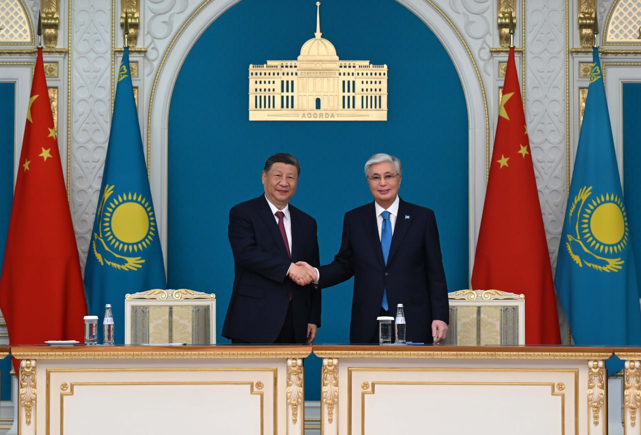 В China Daily вышла статья Токаева о развитии казахско китайских отношений Сегодня в крупнейшей англоязычной китайской газете China Daily опубликована статья Касым Жомарта Токаева под названием Strong Kazakh Sino ties key to successful cooperation Прочные казахско китайские отношения ключ к успешному сотрудничеству Об этом сообщил пресс секретарь Токаева Руслан Желдибай В статье президент подчеркнул что отношения между Казахстаном и Китаем имеют глубокие исторические корни основанные на взаимном доверии и добрососедстве Токаев отметил что сегодня сотрудничество двух стран переросло в стратегическое партнёрство которое охватывает торгово экономическую транспортно логистическую энергетическую культурную и туристическую сферы В 2024 году объём двустороннего товарооборота достиг рекордных 44 млрд долларов китайские компании с 2005 года инвестировали в экономику Казахстана более 27 млрд долларов Пойнты материала 1700 километров общей границы Новый Шёлковый путь и транспортные коридоры Энергетика агросектор и туризм Совместное видение будущего Подробнее о статье президента читайте на сайте t me orda kz
