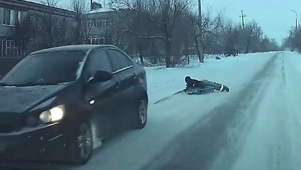 Полицейские поймали водителя, перевозившего пассажира на тюбинге в Дубовке  Ватрушка была закреплена с помощью буксировочного троса. А разъезжали люди прямо по дороге в окружении других машин.  На видеозапись с опасным развлечением обратили внимание сотрудники полиции, которые задержали 21-летнего местного жителя. В содеянном он сознался, был составлен административный протокол.    Подписаться