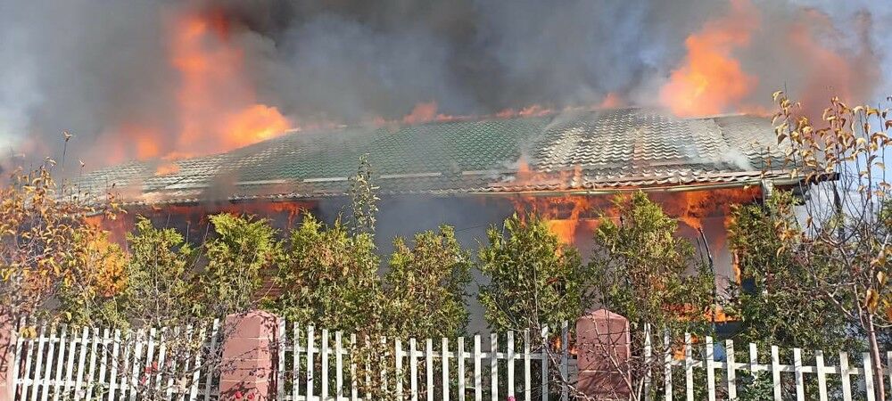 На Иссык Куле горят коттеджи пансионата Радуга В селе Кош Көл Иссык Кульского района произошел пожар на территории пансионата Радуга Как сообщили в пресс службе МЧС Кыргызской Республики огонь охватил несколько коттеджей На месте работают четыре пожарных расчета Информация о пострадавших уточняется Причины возгорания будут установлены после ликвидации пожара Подписаться на news24kg Связаться с админом news24kg admin