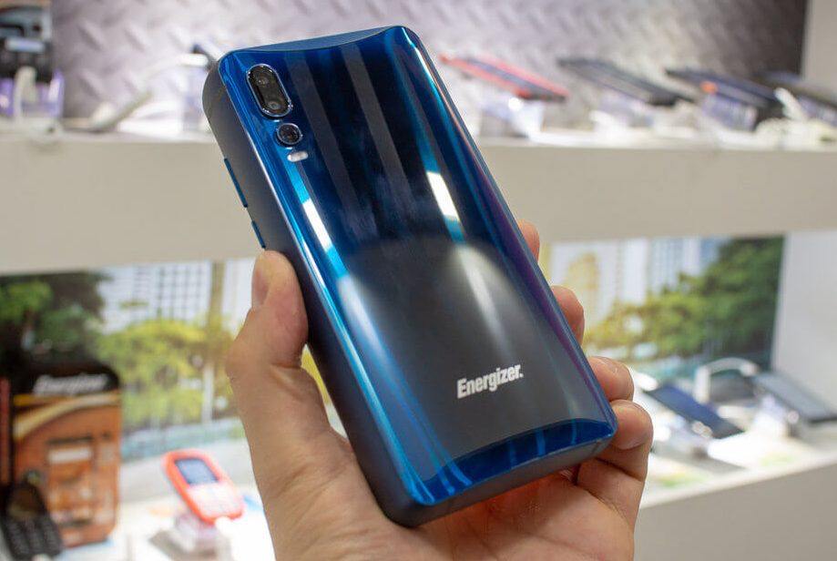 Realme анонсировала новый девайс с батареей на 10 000 mAh либо даже больше да ёмкость прямо как у пауэрбанка Только по задумке у смартфона будет более менее тонкий корпус вместо пухлого противоударного Для сравнения просто напомню как в 2019 году выглядел отменённый Energizer Power Max K18 Pop с аккумом на 18 000 mAh Так что не удивлюсь если через ещё несколько лет мы увидим модели с совсем безумными значениями Жаль что это вероятно просто маркетинг сперва все гнались за количеством камер мегапикселями потом бросились прокачивать яркость экранов и ставить водопады а теперь переключились на аккумы
