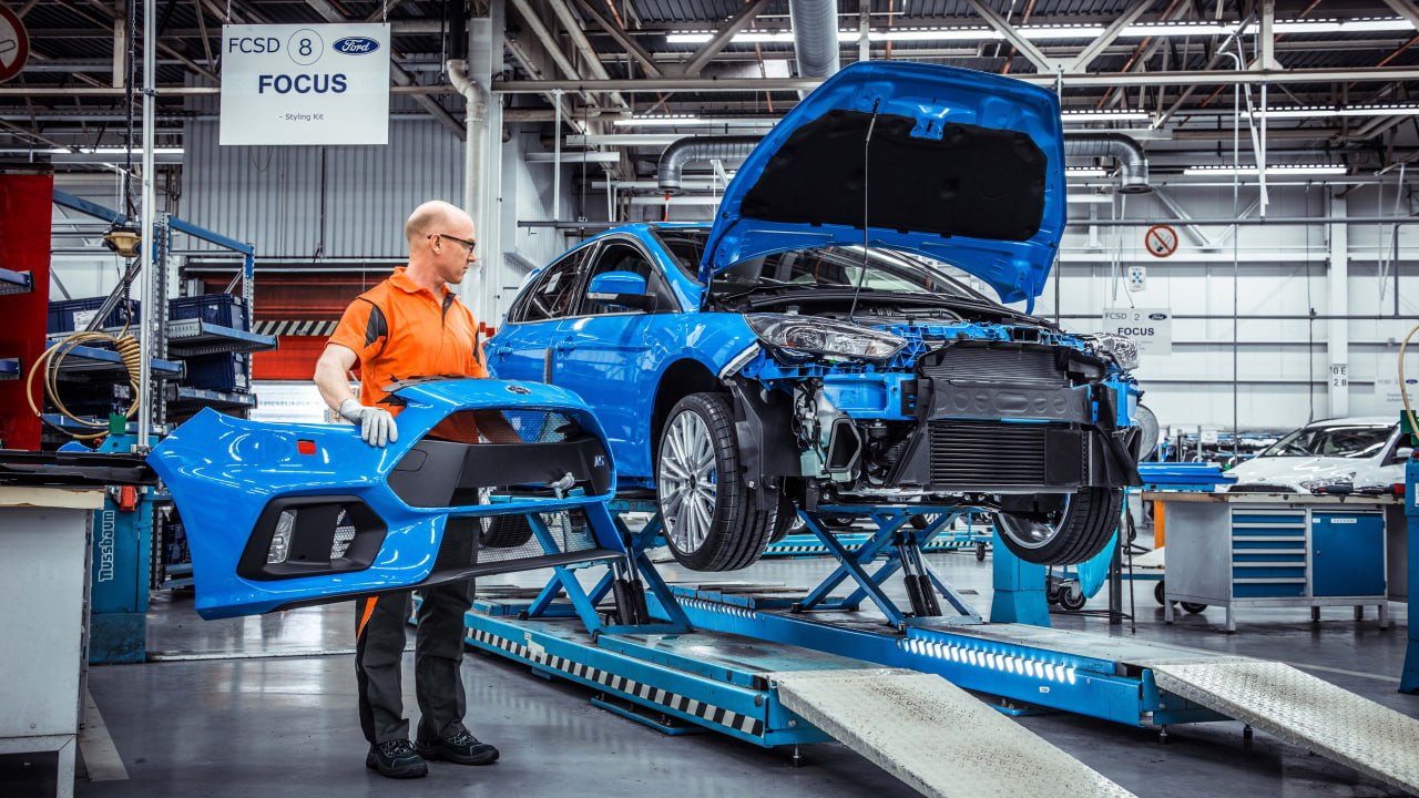 Прощай легенда Производство Ford Focus прекращено История Ford Focus в Европе подошла к концу Спустя 27 лет производства последний автомобиль белый пятидверный хэтчбек сошёл с конвейера на заводе в Германии Focus разделил судьбу Fiesta и Mondeo которые Ford также снял с производства Компания уходит из скучного автомобильного бизнеса в пользу более прибыльных внедорожников и коммерческого транспорта rozetked me news 42797