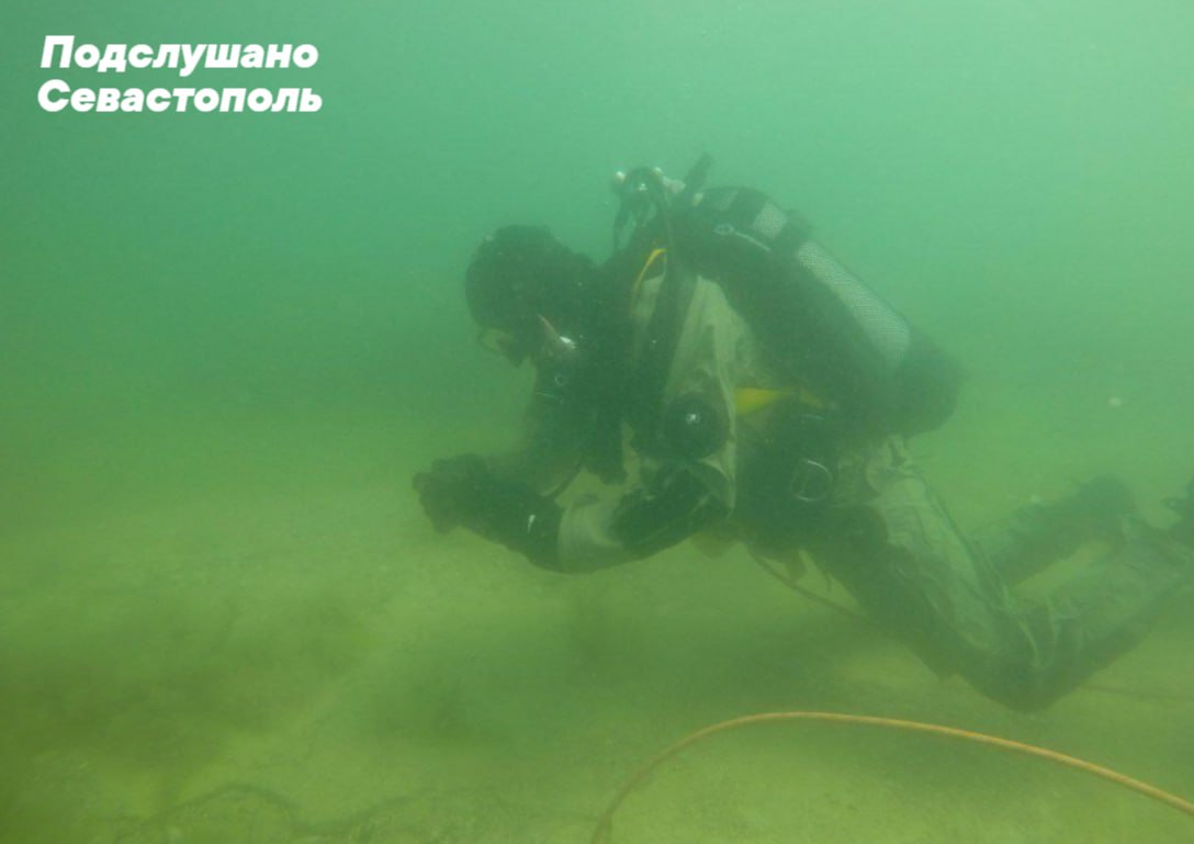 Спасатели-водолазы Спасательной службы Севастополя очистили дно пляжа «Хрустальный» от опасных предметов Акватория городского пляжа Хрустальный — одно из популярных мест отдыха в центре Севастополя. Специалисты обследовали дно и обнаружили множество металлических предметов, которые могли представлять опасность для отдыхающих. Были найдены остатки металлических конструкций, разрушенных во время шторма: стойки от навесов, части старых лавочек и лестница для спуска в воду, а также металлический навес размером более трех метров. Все потенциально опасные находки были подняты со дна. Подслушано Севастополь