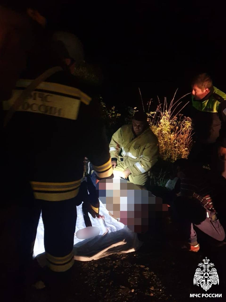 18 летний парень сорвался в пропасть в Ирафском районе Во время семейного отдыха возле водопада Байради произошла трагедия 18 летний парень с высоты около 30 метров сорвался в пропасть пытаясь сделать эффектное фото На место происшествия незамедлительно прибыли специалисты МЧС России Спасатели совместно с сотрудниками полиции спустились по обходным тропам к месту падения и извлекли тело юноши В операции участвовали 9 специалистов и 2 единицы техники Подписывайся на Сапа 15