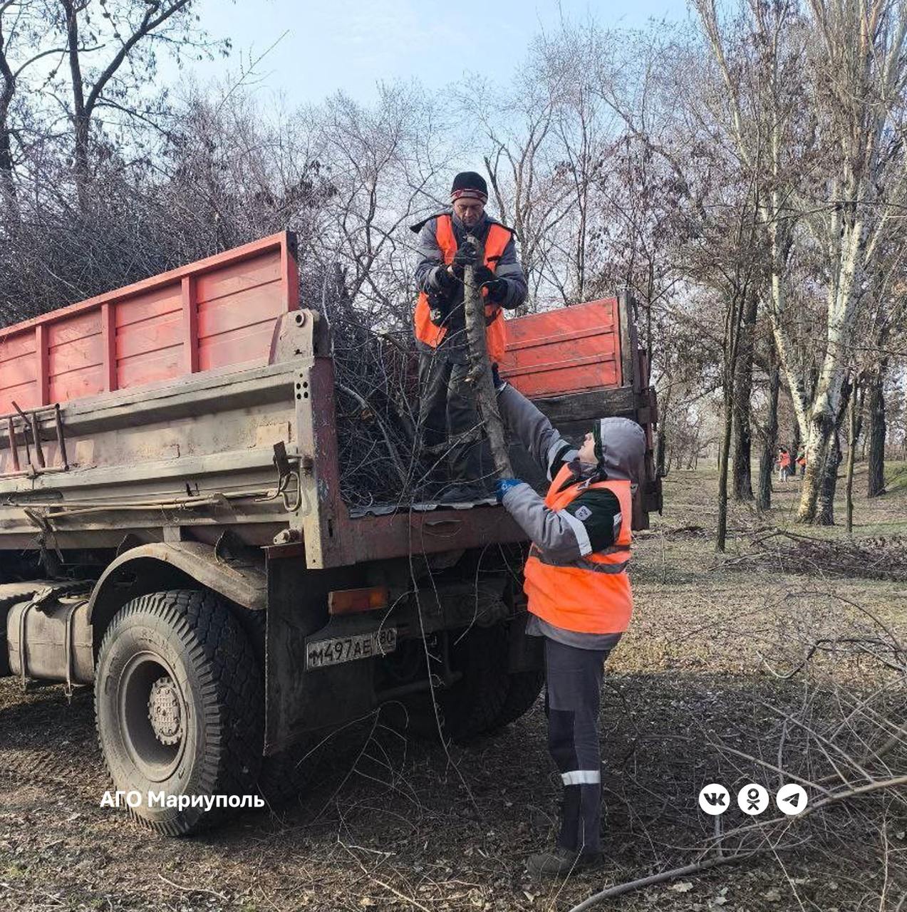 В Ильичевском районе продолжается работа по очистке территорий от сухостоя.   Сегодня сотрудники местной организации занимаются сбором спиленных сухих веток деревьев на улице Заозерной.   Специалисты утверждают, что очистка от сухостоя не только улучшает внешний вид общественных мест, но и снижает риск возникновения неприятных ситуаций, таких как падение ветвей в случае сильного ветра.   Эти мероприятия будут проводиться во всех районах города, чтобы обеспечить жителям комфортные и безопасные условия.