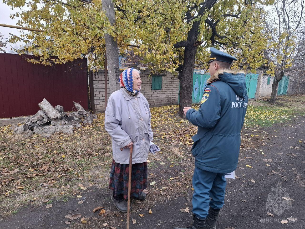 Задача инспекторского состава МЧС России - регулярно напоминать жителям о том, что никто не застрахован от беды. Единственное, что точно убережет от бедствия – соблюдение элементарных, лёгких в исполнении и нетрудных в запоминании правил пожарной безопасности.  С такой важной миссией специалисты МЧС посетили жителей улиц Горняцкая, Глинки, Интернациональная, Котовского в Антраците. Инспекторы призвали жителей к неукоснительному выполнению правил пожарной безопасности.   Коснулись норм в эксплуатации печного отопления и электрооборудования. Как избежать перегруза в электросети, чтобы не допустить короткого замыкания – это одни из самых страшных пожаров. Огонь распространяется стремительно на максимальную площадь потолка и крыши.   Отметили, что запрещено пользоваться неисправным газовым оборудованием. Всего один хлопок газа способен сложить дом в считанные минуты.   Все жители кроме важных знаний получили информационные листовки с напоминаниями правил безопасности и номерами телефонов экстренных спецслужб.