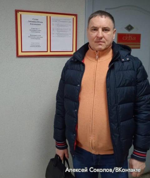 Суд в Екатеринбурге приступил к рассмотрению первого в России дела за публикацию ссылки на Фейсбук Ленинский районный суд Екатеринбурга принял к рассмотрению дело против Соколова следует из информации на сайте суда Вести процесс будет судья Лариса Малухина Алексей Соколов уральский юрист и защитник прав заключенных В 2024 году против него возбудили уголовное дело по статье о повторной демонстрации экстремистской символики статья 282 4 УК РФ за размещение гиперссылки на Фейсбук Его дело стало первым в России примером уголовного преследования за демонстрацию логотипа запрещенной соцсети Правозащитники считают обвинение сфабрикованным В июле судья Ленинского районного суда Александр Суслов отказался принимать дело к рассмотрению из за ошибок в обвинительном заключении но областной суд отменил решение о возврате дела прокурору Продукт компании Meta Platforms Inc деятельность компании признана экстремистской и запрещена в России Свердловскаяобласть