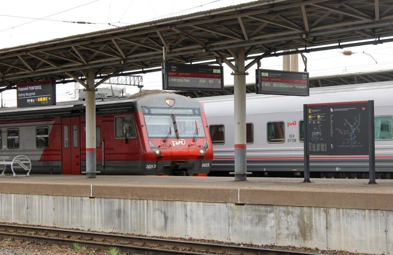 В Ленобласти не хотят вводить единый тариф на электрички Председатель Комтранса Михаил Присяжнюк объяснил из за огромной площади региона около 80 тысяч кв км и разной плотности населения такое решение просто нереально Расходы и пассажиропоток на маршрутах очень разные например до Всеволожска и до Лодейного Поля сопоставить их невозможно Кроме того регион уже тратит около 3 млрд рублей в год на субсидии для льготников Введение единого тарифа потребовало бы астрономических компенсаций что не выгодно Подпишись на СЗФОшную