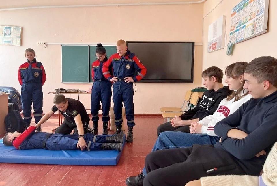 В Херсонской области создают школьные спасательные отряды   ‍  В Херсонской области начали формировать школьные спасательные отряды. Подготовку учеников проводят студенты Херсонского государственного педагогического университета. Ребят обучают первой медицинской помощи и действиям в экстренных ситуациях.  Губернатор Владимир Сальдо отметил, что это необходимо для защиты детей в условиях обстрелов гражданских объектов. Также в регионе откроется центр военно-патриотической подготовки для улучшения навыков школьных отрядов.