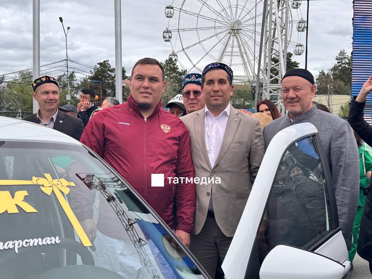 Абсолютному батыру Сабантуя в Якутии вручили автомобиль Это подарок от Раиса Татарстана Рустама Минниханова.