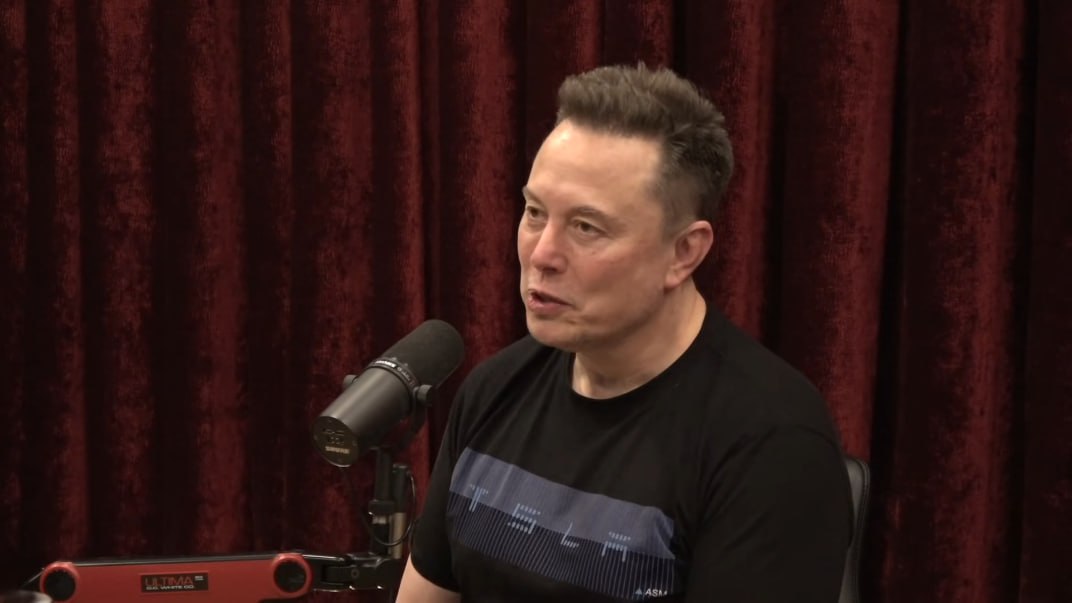 Маск анонсировал мессенджер X Chat с шифрованием как у биткоина Илон Маск в очередной раз стал гостем подкаста Джо Рогана 31 октября В ходе беседы он сообщил что компания X работает над отдельным приложением для обмена сообщениями под названием X Chat По словам Маска мессенджер будет использовать систему шифрования аналогичную той что применяют в биткоине Запуск приложения ожидается в ближайшие месяцы В X мы полностью перестроили всю систему обмена сообщениями теперь она называется X Chat Мы используем систему шифрования на основе прямого обмена между пользователями peer to peer чем то похожую на ту что у биткоина Это очень надежное шифрование мы тщательно его тестируем сказал Маск Он также заявил что X Chat не будет собирать или передавать данные пользователей рекламодателям Маск раскритиковал конкурентов в частности WhatsApp принадлежит Meta Platforms чья деятельность признана экстремистской и запрещена в России за то что они анализируют переписки для показа таргетированной рекламы Если приложение знает что показать в рекламе значит знает о чем вы пишете и эта информация может быть использована и хакерами отметил он Присоединяйтесь к форуму РБК Крипто Подписаться на канал