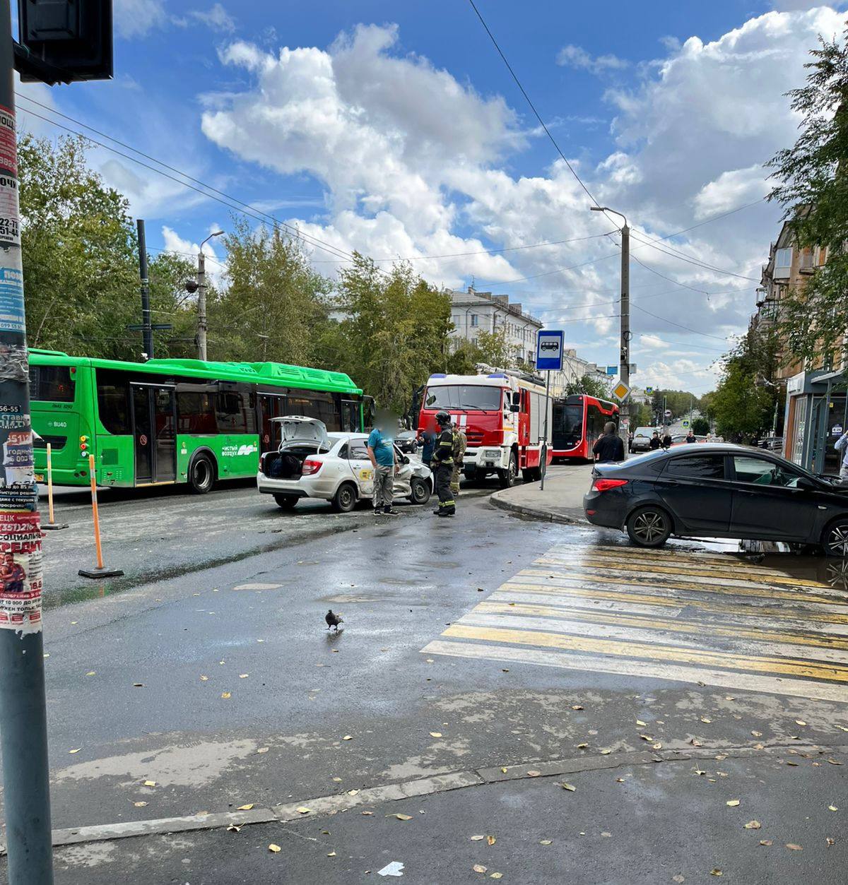 Госавтоинспекция города Челябинска устанавливает обстоятельства дорожно-транспортного происшествия, произошедшего 17.08.2025 года в 14:55 часов около дома 32/2 по улице Сталеваров.   По предварительным данным, произошло столкновение между автомобилем «Хендай Солярис», под управлением мужчины 2000 года рождения, и автомобилем «Лада Гранта», под управлением мужчины 1988 года рождения, с последующим наездом на препятствие  бордюрный камень .  В результате дорожно-транспортного происшествия телесные повреждения получили пассажиры автомобиля «Лада Гранта»: женщина, 1992 года рождения и два мальчика, 2013 и 2017 годов рождения.  Автомобили получили механические повреждения.   Госавтоинспекция города Челябинска призывает участников дорожного движения неукоснительно  соблюдать правила дорожного движения. Будьте предельно внимательны на дороге, не отвлекайтесь на гаджеты и разговоры. Помните, несоблюдение установленных требований может привести к аварийной ситуации с непредсказуемыми последствиями.  ГАИ г. Челябинск