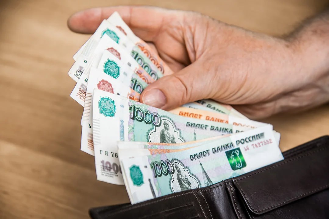 Накопления жителей Кубани превысили 1,7 трлн рублей  Объем накоплений жителей Краснодарского края на банковских счетах по состоянию на 1 июля 2025 года превысил 1,7 трлн руб., увеличившись за год почти на 18%. Рост депозитной базы в регионе аналитики связывают с сохранявшимися на высоком уровне процентными ставками по вкладам: по данным на май, в Южном федеральном округе средневзвешенная доходность по депозитам в рублях сроком до одного года составляла 19,2% годовых, по более длительным размещениям — 12,9%.