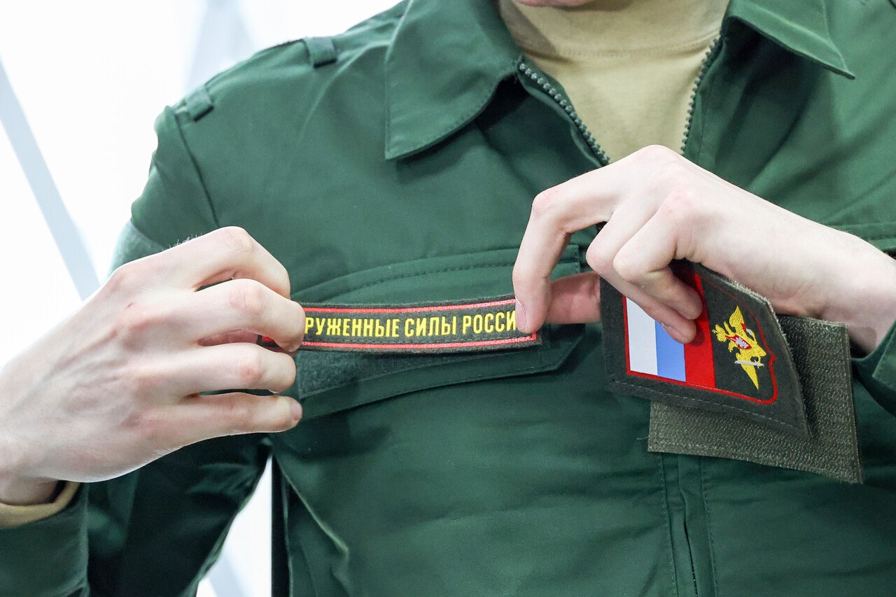 Ряды ВС РФ пополнят свыше 13 тысяч офицеров-выпускников в этом году «В этом году ряды вооруженных сил пополнят более 13 тысяч офицеров, которые прошли подготовку в 39 военных вузах. Это результат многолетнего труда и усилий преподавателей и командиров, благодаря которым наша армия обретает новых профессионалов, подготовленных в лучших традициях российской военной школы», — сказал глава Минобороны РФ Андрей Белоусов на встрече с выпускниками. Белоусов перечислил три ключевые особенности службы офицеров в нынешних условиях: непрерывный профессиональный рост, опора на опыт спецоперации, развитие института наставничества. Министр обороны уверен, что офицеры смогут выполнить все поставленные на них задачи. «Будем и дальше последовательно повышать авторитет и социальный статус офицерского корпуса. Именно вы — главная опора наших вооруженных сил. Поздравляю вас с окончанием учебы. С Богом, удачи вам!» — пожелал Президент РФ Владимир Путин. Фото: Global Look Press , VK и ОК и читайте новости на нашем сайте