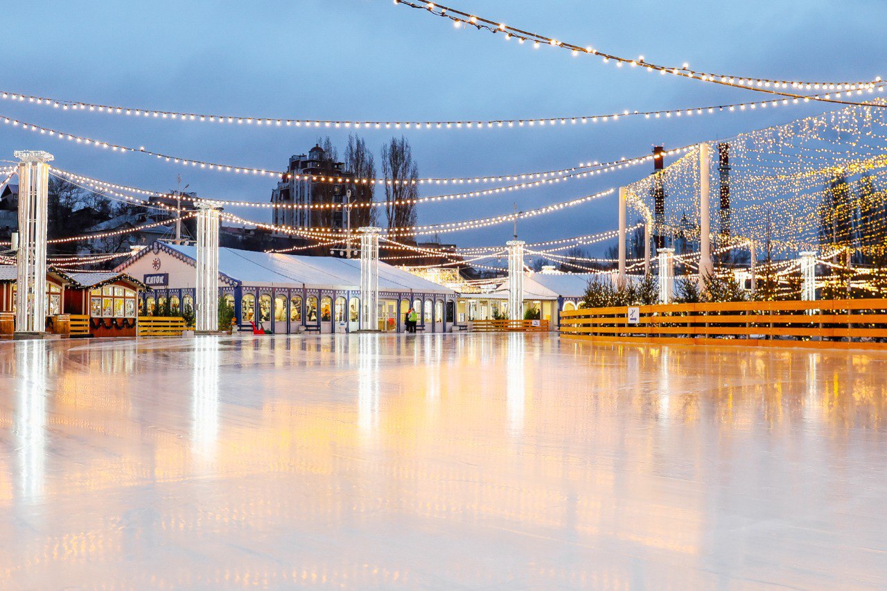 Уважаемые посетители Адмиралтейской площади К сожалению из за обильного снегопада мы вынуждены отменить сеансы катания на сегодня техника для заливки льда не может быть допущена на площадку О возобновлении работы катка сообщим дополнительно Петровская набережная Подписаться