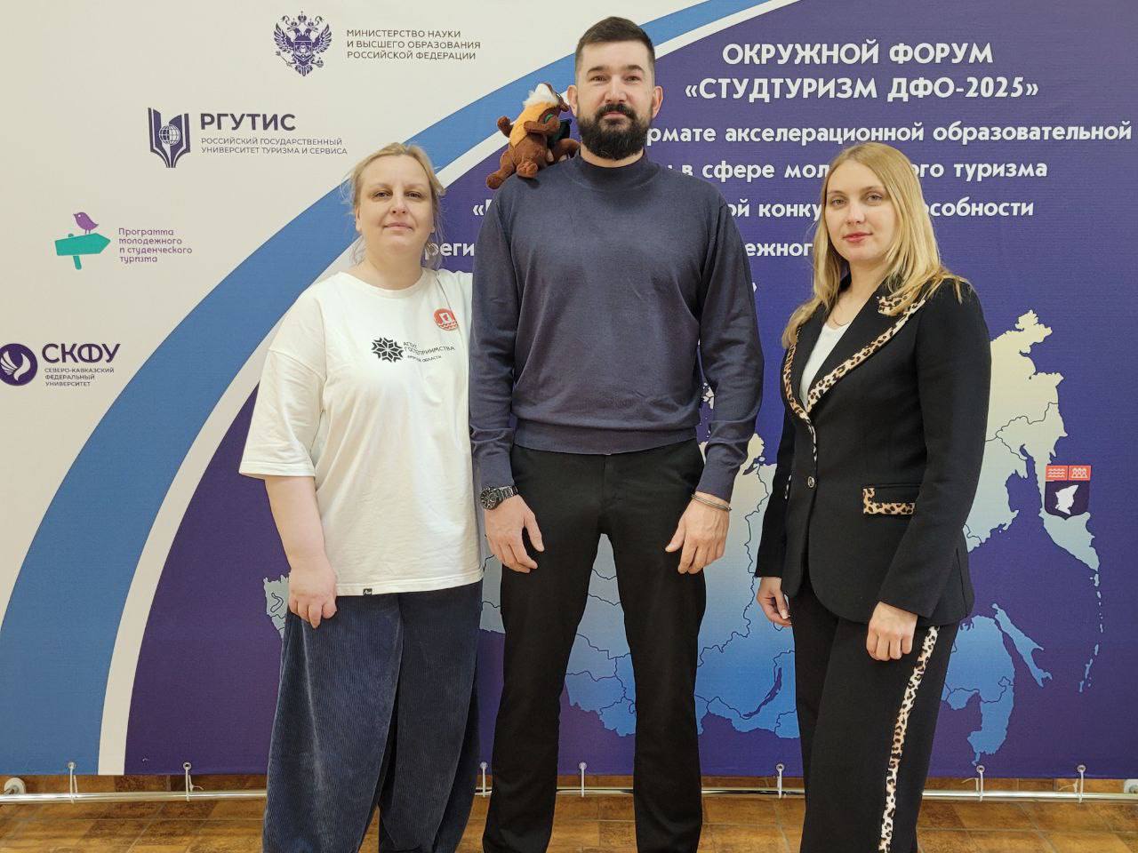 Дорожную карту развития научно популярного туризма разработали в Агентстве гостеприимства Амурская область участвует в федеральном проектном акселераторе по научно популярному туризму Он стартовал летом на Камчатке Образовательная программа длилась несколько месяцев региональные команды выполняли задания в том числе формировали дорожную карту по развитию научно популярного туризма Дорожная карта разработана до 2030 года и включает в себя более 30 пунктов В 2026 году к примеру планируется сформировать региональный реестр объектов научно популярного туризма НПТ открытых для посещения По космическому направлению в него войдут космодром Восточный музеи города Циолковский и вузов Благовещенска По палеонтологическому направлению местонахождение динозавров палеонтологический музей интерактивный динопарк который откроется в следующем году По газохимическому направлению Амурский газохимический комплекс Амурский газоперерабатывающий завод По экологическому направлению Ботанический сад Муравьевский парк Норский заповедник Фото архив Агентства гостеприимства Подробнее и с цитатами на нашем сайте