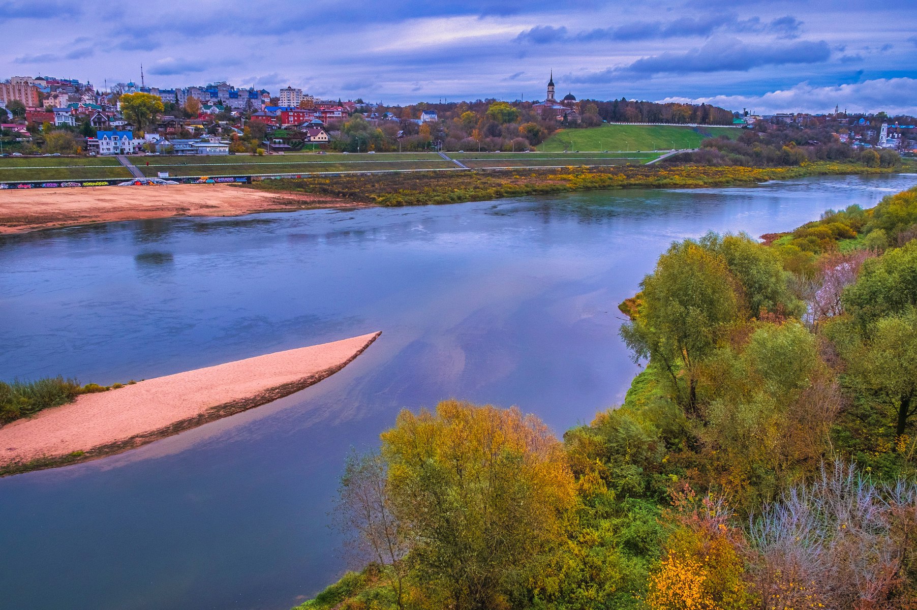 Депутаты предложили восстановить судоходство на Оке Первый зампред комитета Госдумы по экономической политике Надежда Школкина попросила Минтранс России о разработке плана по восстановлению судоходства по Оке на участке Калуга Коломна В итоге это позволит не только улучшить экологическое состояние водного объекта но и выстроить новые логистические маршруты способствующие увеличению промышленного потенциала субъектов Российской Федерации Туристы же смогут комфортно и познавательно путешествовать по нашей восхитительной стране уверена Школкина В последние годы судоходство на Оке сошло на нет из за снижения в реке уровня воды По этой причине с 2012 года были прекращены пассажирские перевозки из Калуги до населенных пунктов Калужской и Тульской областей Хотя востребованность в данном направлении остается отметила депутат Фото Эдуард Сычев