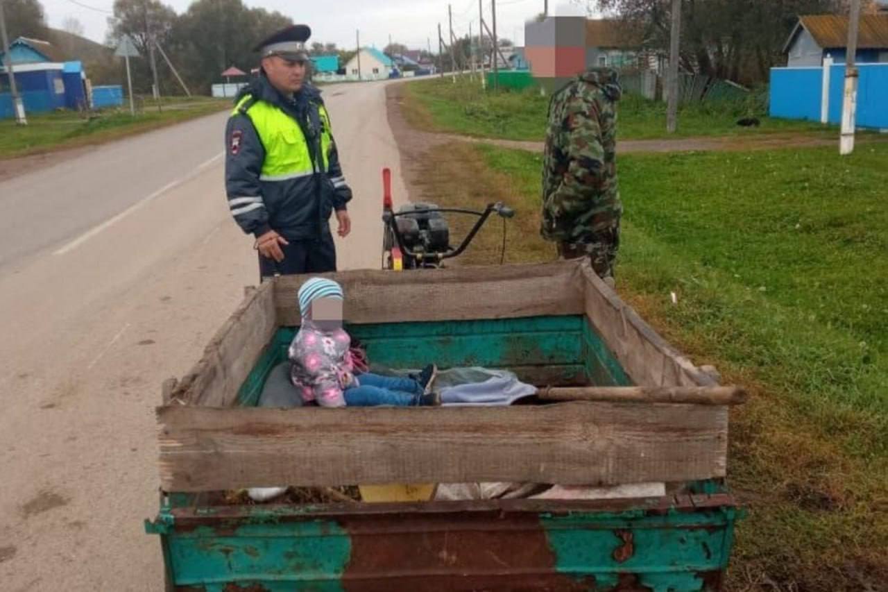 Пьяный житель Башкирии покатал племяшку в прицепе мотоблока    В селе Старошахово изрядно пьяный местный житель, собрался в магазин на своем мотоблоке и взял с собой маленькую племянницу, посадив ее в прицеп.    После того, как водителя остановили гаишники, он не смог внятно объяснить не смог, откуда в его мотоблоке взялась девочка, и чья она.     Результат освидетельствования показал 1,017 мг алкоголя на литр выдыхаемого воздуха. Девочку отдали родственника, мужику влепили административку, а транспорт попал на штрафстоянку.   Моя Уфа. Подписаться   Прислать новость