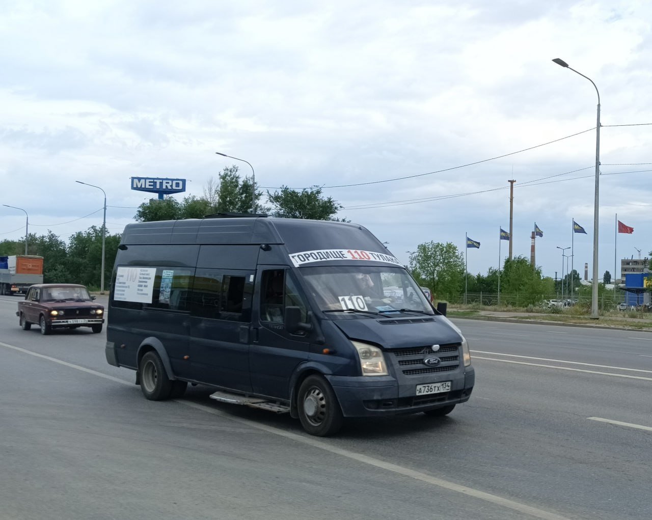 Схема движения маршрутки №110 изменится в Волгограде   Возившая пассажиров из Городища до Тулака маршрутка сократит путь почти вдвое. С 16 декабря 2024 года 110-я изменит свой маршрут. Такое решение принял Облкомдортранс.  – Маршрутка №110 будет ездить от конечной остановки в Городище до автовокзала в Волгограде. Сначала автобус будет доезжать до остановки «Современник», а затем разворачиваться в сторону вокзала, – сообщил Сафар Мамедов. – Количество транспортных средств на 30% уменьшается. Безвозвратно или нет, пока не знаю.  Не пускать пригородные маршруты в Волгоград и сделать конечные на транспортно-пересадочных узлах власти мечтают уже много лет. Вот мы и дождались.