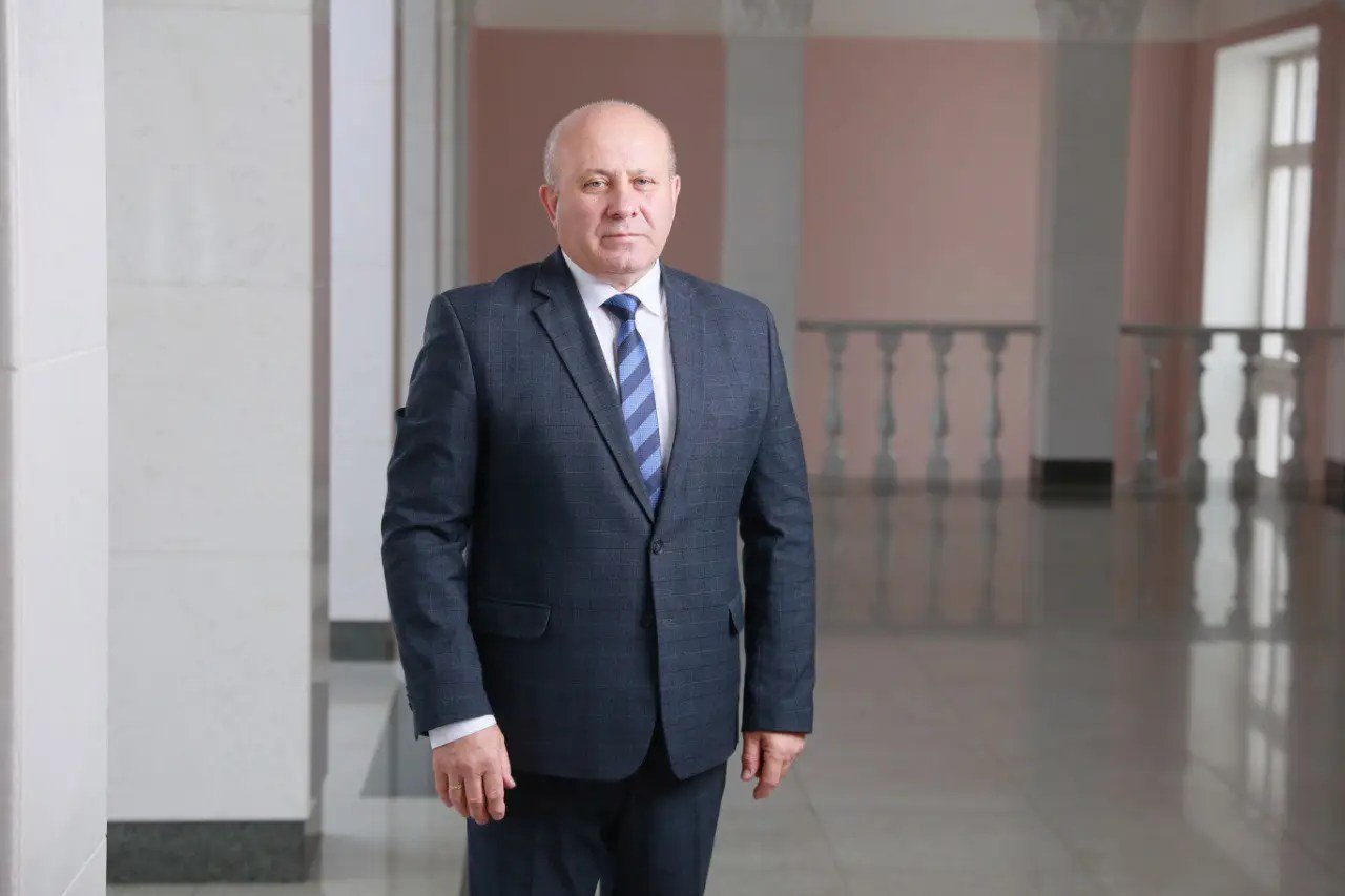 Хабаровск в 2025 году по большинству показателей сохранил набранный темп развития Рост достигнут в промышленности и строительстве Город привлекает новых жителей туристов и бизнес Об этом мэр краевой столицы Сергей Кравчук рассказал в интервью Интерфаксу Глава города также обозначил приоритеты на 2026 год открытие новых социальных объектов реконструкция и расширение автодорог и создание умных перекрестков для борьбы с пробками в городе