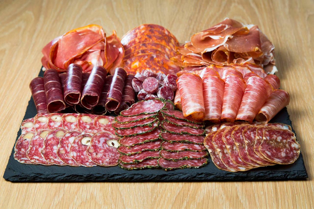 Если слишком часто есть колбасу то в организме возникнет опасный переизбыток соли предупреждают врачи Так всего лишь в 100 граммах варёной колбасы содержится до трети максимальной суточной нормы соли В копчёной до половины нормы Ежедневный переизбыток соли в организме может привести к гипертонии отёкам и повышенной нагрузке на сердце и почки Это делает колбасу одним из самых опасных продуктов на новогоднем столе НАШИ НОВОСТИ ВКонтакте НАШИ НОВОСТИ Крымск ПОДПИСАТЬСЯ