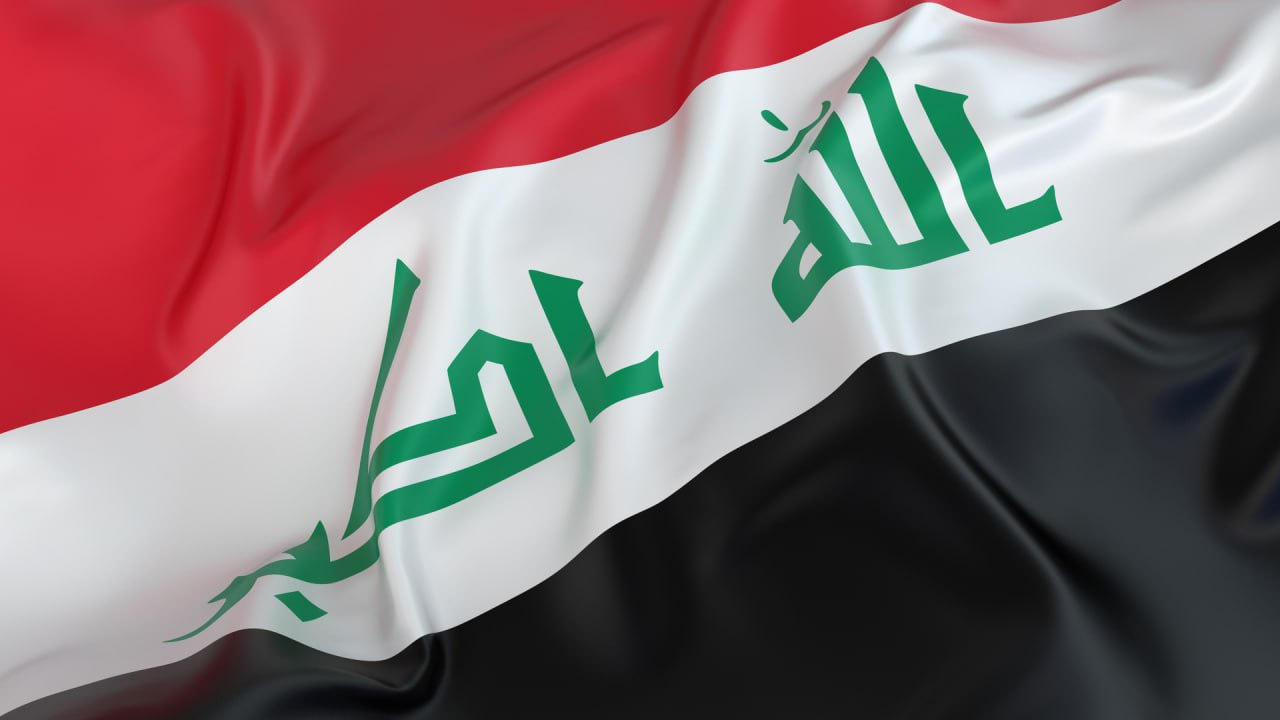 Ирак переводит топливные рейсы на экспорт Нефтеперерабатывающая отрасль Ирака стала полностью обеспечивать потребности внутреннего рынка в топливе, до конца года импорт бензина в страну будет прекращен. Об этом заявил глава правительства страны Мухаммед аль-Судани во время пуска проекта по модернизации и расширению производства на НПЗ в городе Эд-Дивания. Модернизация предполагает увеличение производительности завода до 90 тыс. баррелей нефти в сутки. Инвестиции оцениваются в $800 млн. "После завершения этого проекта, а также аналогичных преобразований на нефтеперерабатывающих объектах в провинциях Эн-Наджаф и Майсан Ирак станет только экспортировать нефтепродукты", — сказал аль-Судани. По его словам, к 2030 году 40% сырой нефти, добываемой в Ираке, будет перерабатываться в другие нефтепродукты или использоваться отечественной промышленностью. Сейчас нефтеперерабатывающие мощности Ирака оцениваются в 1,2 млн б/с, по данным Energy Institute. Модернизация и строительство новых установок добавят Ираку 450 тыс. б/с. нефтеперерабатывающих мощностей.