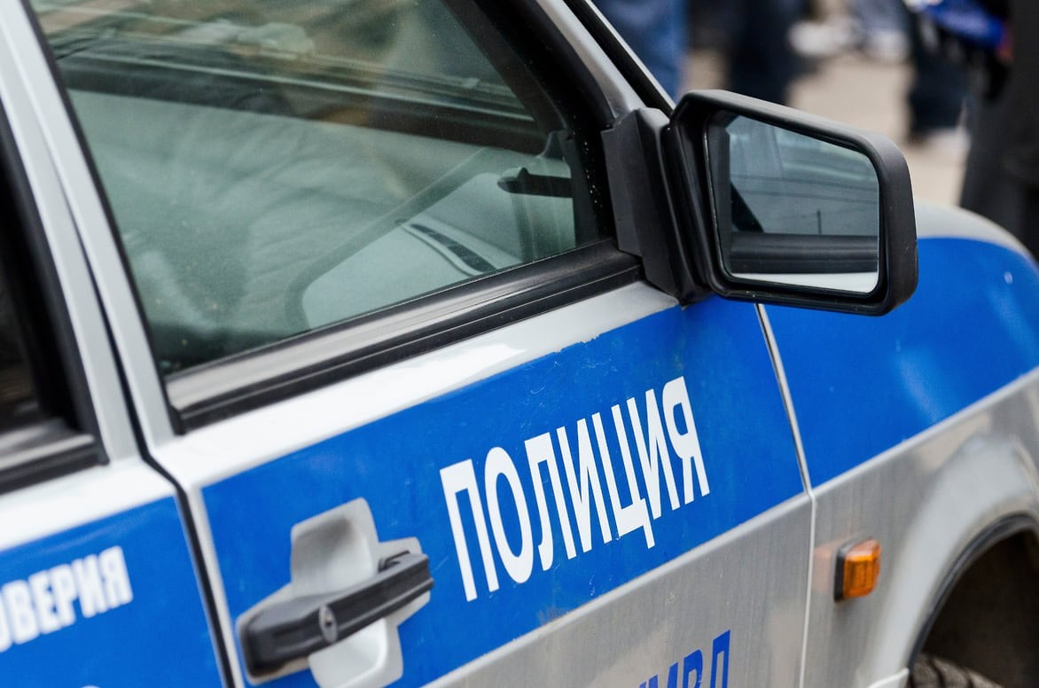 Полиция расследует гибель рабочего на стройке в Новосаратовке В деревне Новосаратовка Всеволожского района Ленинградской области 1 июня около полудня на стройплощадке многоквартирного дома погиб 34-летний рабочий, гражданин одной из стран Центральной Азии. По информации регионального ГУ МВД, неизвестный сбросил с пятого этажа ведро с цементом, которое попало мужчине на голову, после чего скрылся. Пострадавшего доставили в больницу, где он скончался. Полиция проводит проверку, устанавливает личность подозреваемого и принимает меры по его задержанию. Решается вопрос о возбуждении уголовного дела. Фото: Игорь Елисеев, Коммерсантъ Подписывайтесь на «Ъ-СПб»