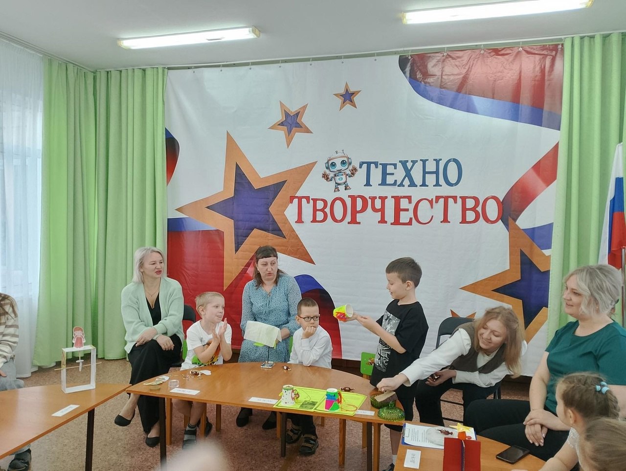 В Ачинске прошёл городской конкурс детского инженерно-технического творчества «ТехноТворчество»    Цель конкурса - популяризация технического творчества среди детей и педагогов дошкольных организаций.     Поздравляем победителей и желаем новых творческих побед!     Глеб Черноскутов, «Машинка фонарик»  руководитель Анжела Николаевна Зырянова, «Детский сад № 40»    Кирилл Банщиков, «Кукарекающий стакан»  руководитель Алёна Николаевна Загайнова, «Детский сад № 36» .   Кристина Хохлова, «Игрушка детства»  руководитель Виктория Вячеславовна Шишкова, «Детский сад № 26»      Команда «Детского сада № 40» стала призёрами на муниципальном этапе всероссийского фестиваля изобретательских практик «Инженерия: дошкольный уровень».