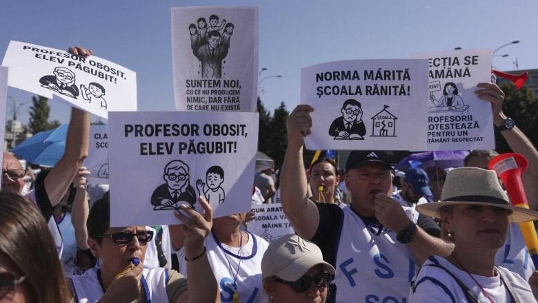 Несколько тысяч учителей со всей Румынии принимают участие в акции протеста перед штаб квартирой правительства в Бухаресте Участники манифестации требуют отмены принятых в системе образования мер повышения нормы часов преподавания увеличения количества учеников в классах слияния школ После этого участники протеста совершат Марш образования к резиденции главы государства дворцу Котрочень где их представителей обещал принять президент Никушор Дан По данным полиции в столичной манифестации пока участвуют 6 тыс человек лидеры профсоюзов утверждают что участников уже 20 тысяч Протесты против этих правительственных мер проходят по всей Румынии уже больше месяца согласно профсоюзам в них принимают участие до 80 всех румынских учителей Поэтому новый учебный год начался сегодня во многих школах страны без обычной торжественной церемонии не вручались цветы не раздавались учебники не проводились родительские собрания rusputnikmd 2