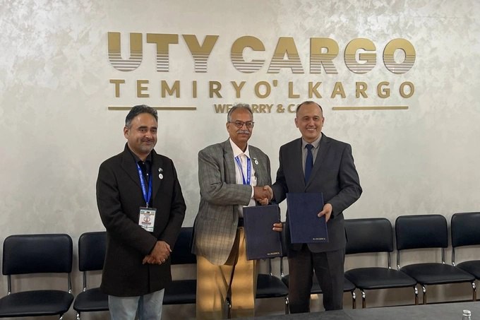 Пакистан наладит перевозки грузов в Узбекистан через Китай и Кыргызстан Темирйулкарго подписала соглашение о стратегическом сотрудничестве с IRT Chamber of Pakistan Документ предусматривает усиление региональной транспортной интеграции а также развитие альтернативных транспортных маршрутов Будет сформирован коридор для поставок товара из Пакистана через Таджикистан и Узбекистан в северные и другие страны Также планируется запустить поставки в северном направлении через территорию Китая и Кыргызстана   www spot uz ru 2025 11 10 utycargo pakistan Telegram Instagram YouTube