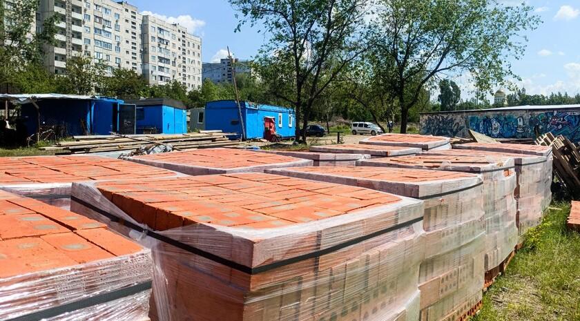 Первый многоквартирный дом в ЖК «Дубрава» в Луганске появится к концу года Строители приступили к возведению фундамента в жилом комплексе, первый многоквартирный дом, включающий в себя 40 квартир, здесь появится к концу года. Реализация проекта запланирована до 2028 года. Комплекс будет состоять из девяти четырехэтажных домов на 192 квартиры, общей площадью более 11 тыс. кв. м. Приобрести жилье в ЖК «Дубрава» можно, в том числе, по программе льготной ипотеки.