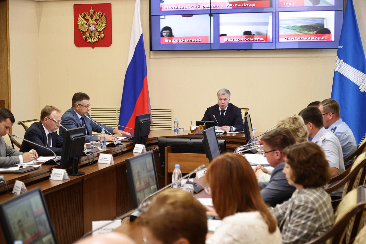 Ульяновская область вошла в пятерку лидеров по противодействию незаконному обороту промышленной продукции Региональная комиссия ведёт непрерывную работу по противодействию незаконного оборота. Эффективность деятельности ежегодно оценивает Министерство промышленности и торговли РФ. По результатам комиссия Ульяновской области за 2024-й год оценена в 37 баллов. Регион поднялся с 11-ого места в 2022 году до пятого в нынешнем. Обсудили с Министром промышленности и торговли Российской Федерации Антоном Алихановым проблему наличия контрафакта в отрасли автомобильной промышленности. Вышли к нему с предложением о расширении перечня группы товаров автокомпонентов, подлежащих обязательной маркировке. Предложение было поддержано и включено в перечень поручений для проработки Минпромторгом России. — отметил Алексей Русских.